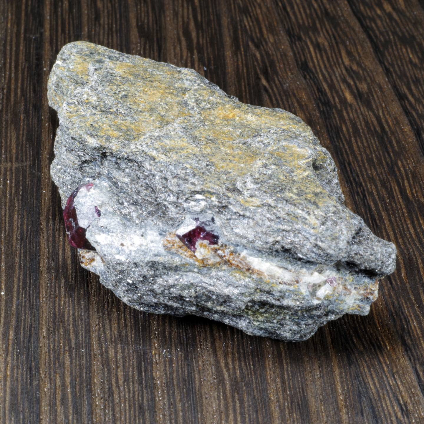 アルマンディンガーネット 母岩付き2 アメリカアラスカ産 Almandine Garnet  写真現物 動画あり