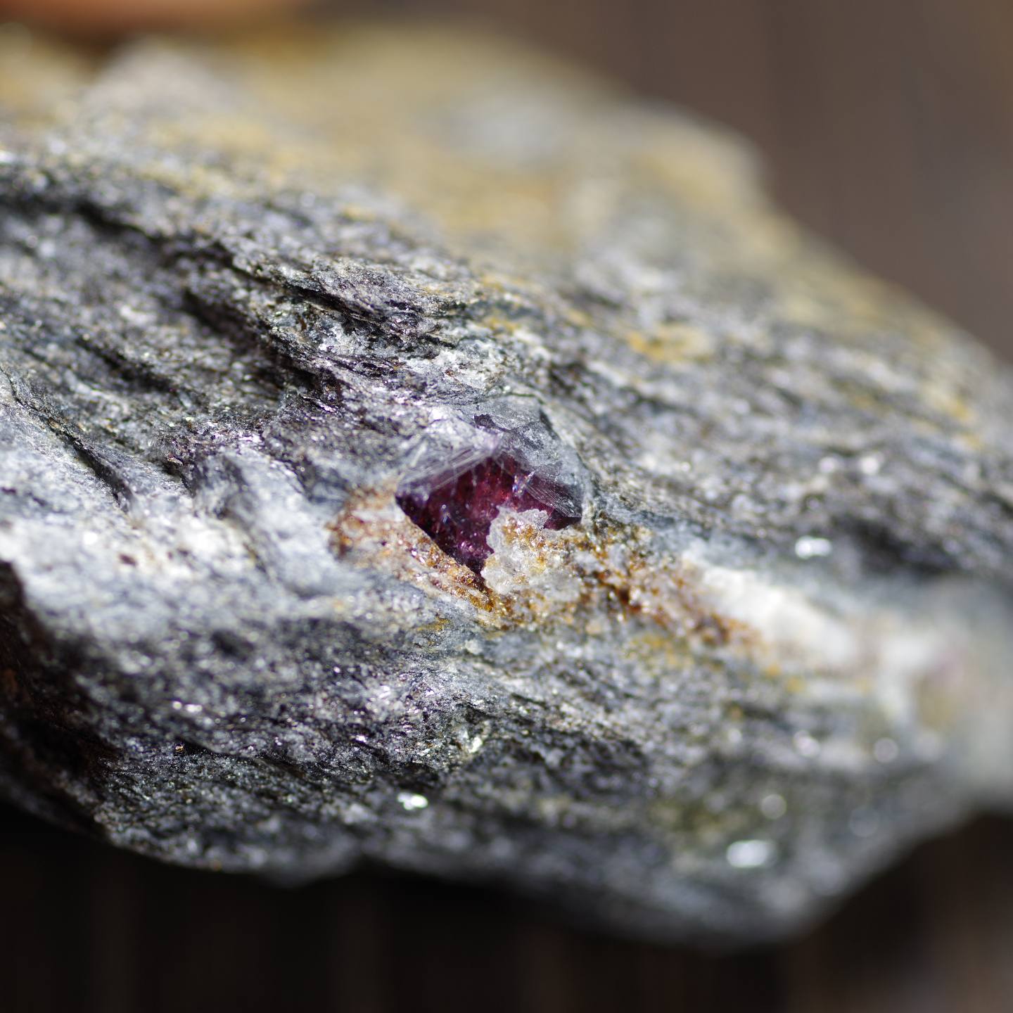 アルマンディンガーネット 母岩付き2 アメリカアラスカ産 Almandine Garnet  写真現物 動画あり