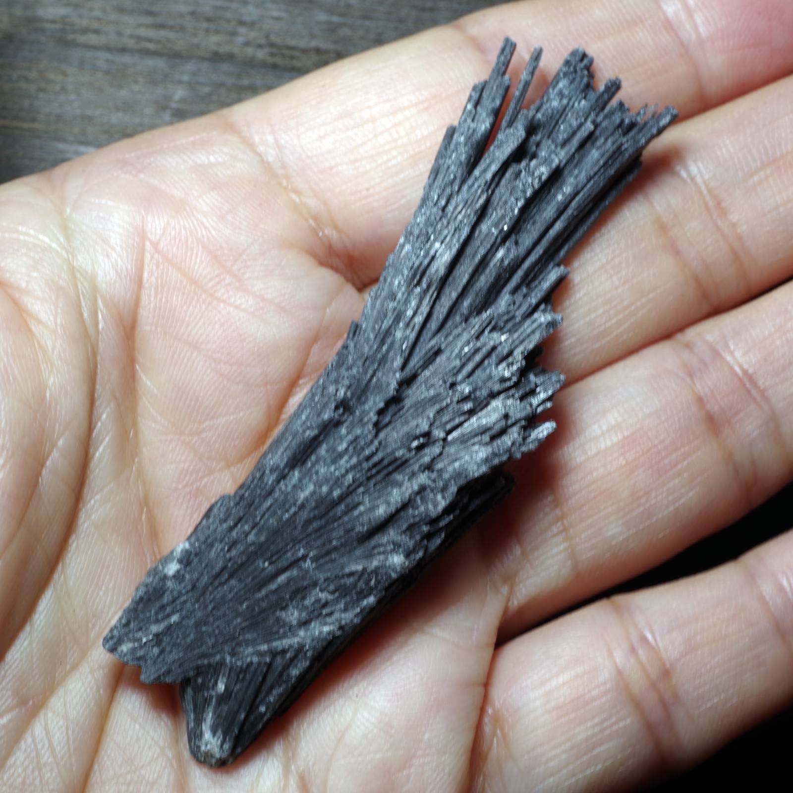 カイヤナイト 藍晶石 黒 ブラジル産3 Black Kyanite Brazil 原石 写真