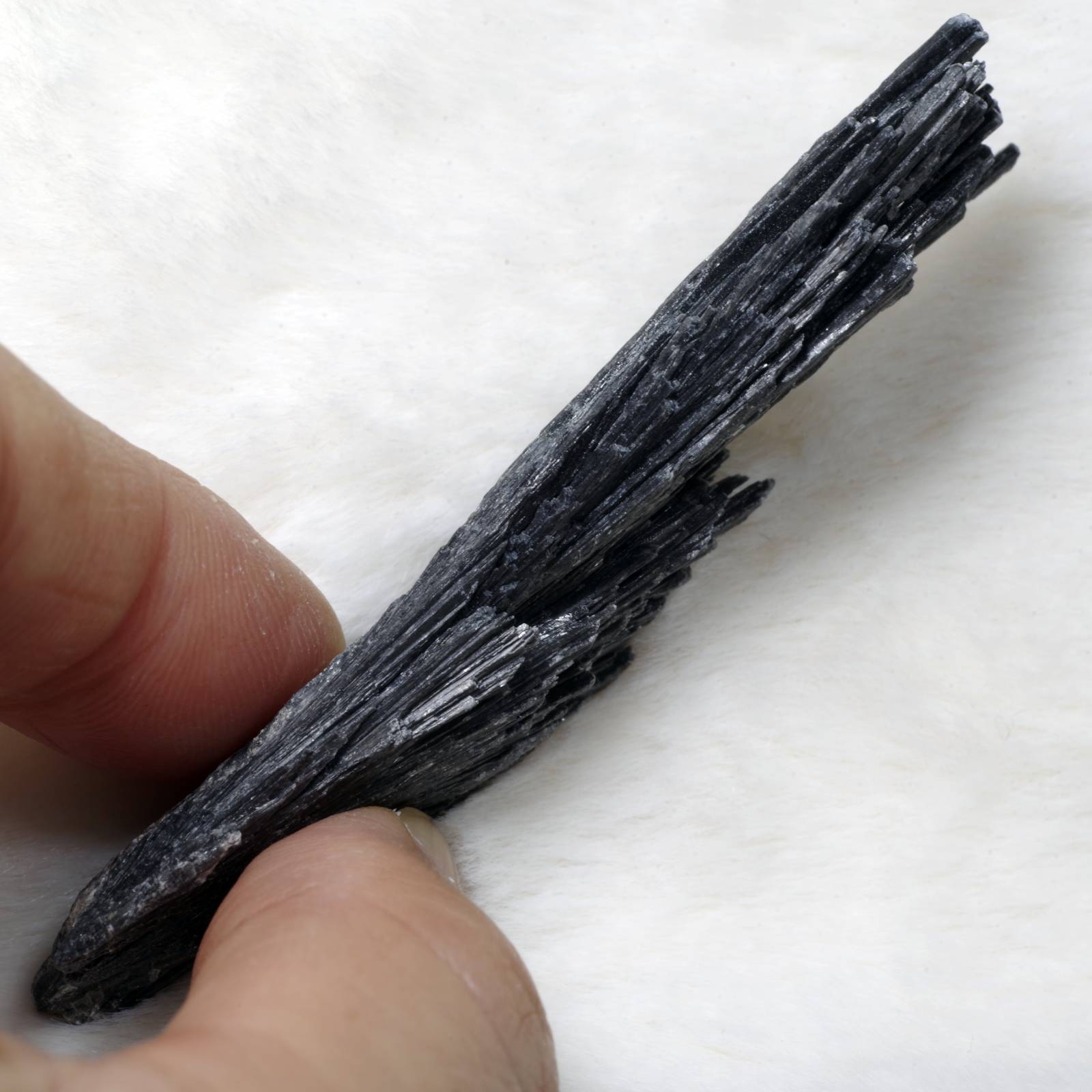 カイヤナイト 藍晶石 黒 ブラジル産3 Black Kyanite Brazil 原石 写真現物 動画あり – TENDER TIME