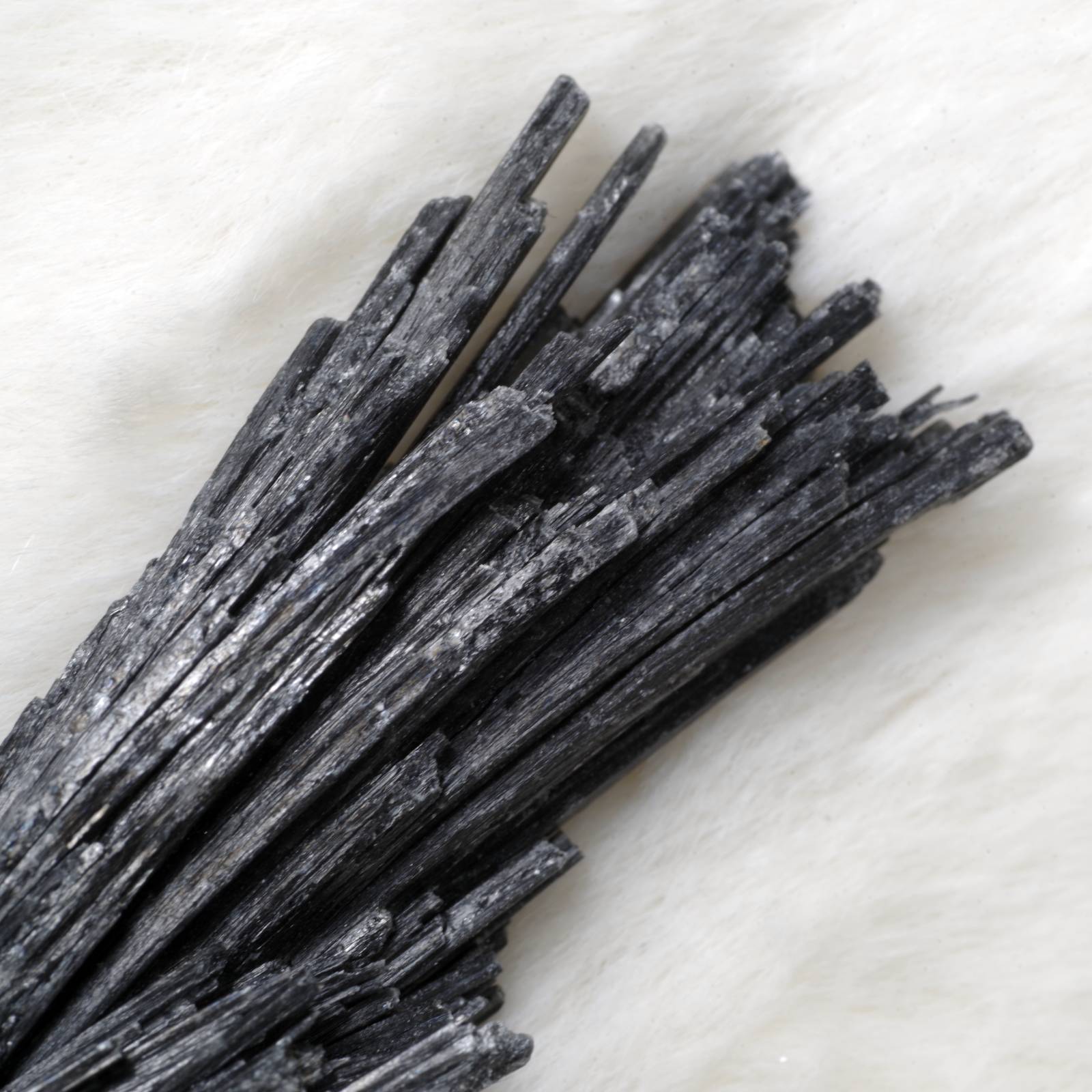 カイヤナイト 藍晶石 黒 ブラジル産3 Black Kyanite Brazil 原石 写真 