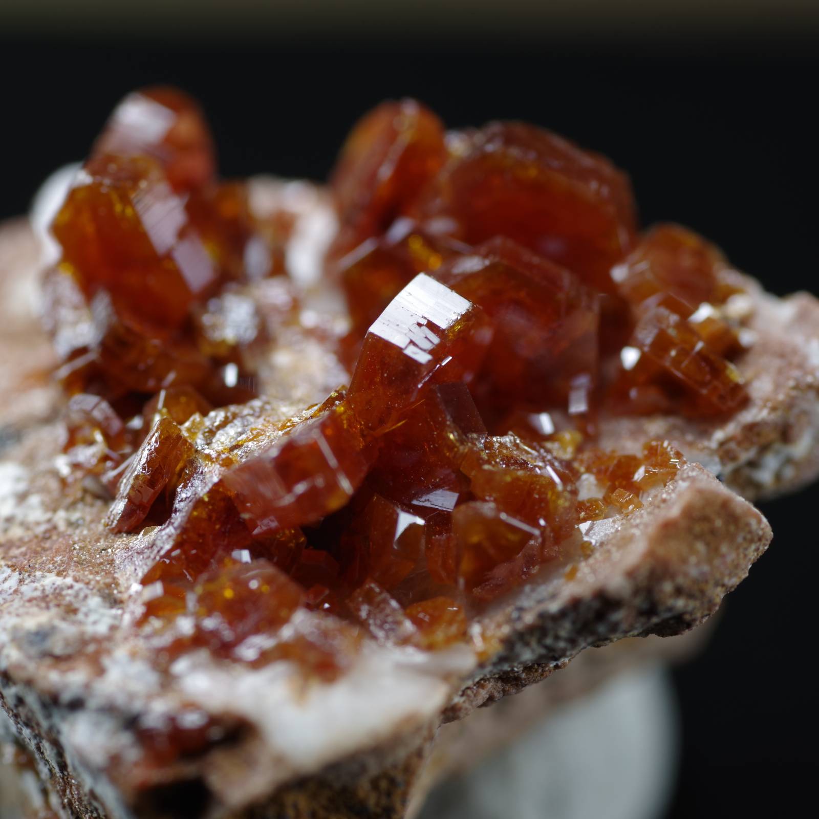 バナジン鉛鉱 バナディナイト 褐鉛鉱 モロッコ産1 Vanadinite Morocco